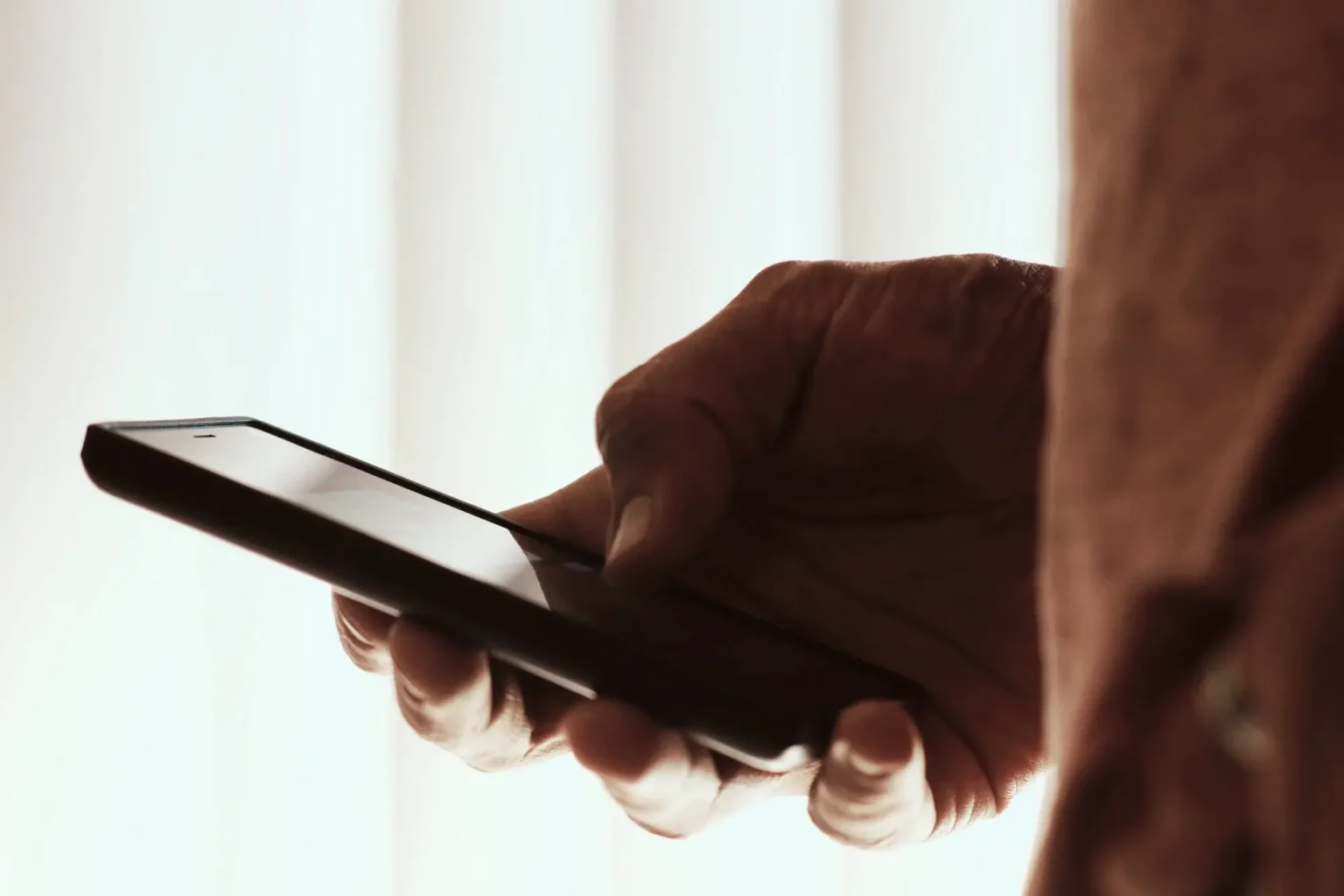 person feeling out the solar form on the phone d g.webp